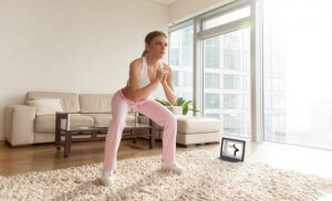 Frau macht Sport zuhause