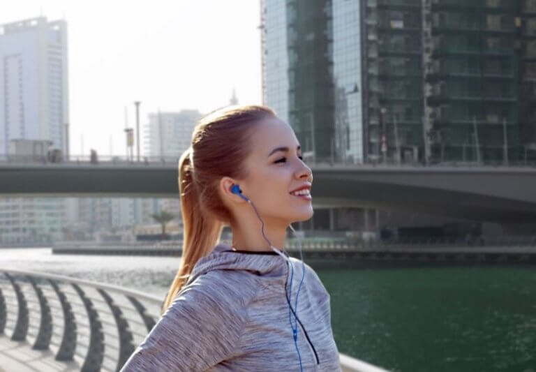 Frau hört Musik beim Joggen
