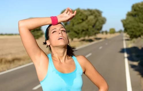 Frau trainiert draussen