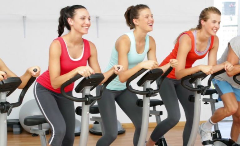 Frauen auf Spinning-Bike