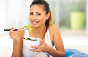 Drei köstliche frische Salate für den Sommer
