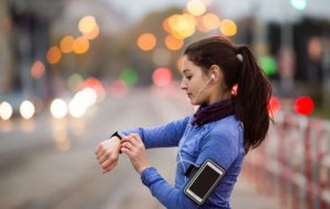 Laufzubehör: Frau nutzt Pulsuhr