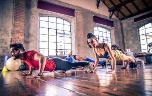 Fitness-Kurse, die deinen gesamten Körper in Form bringen