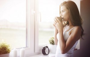 Frau trinkt Kaffee