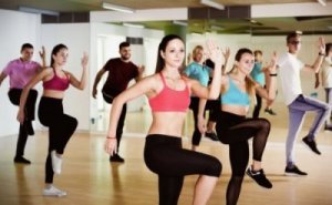 Zumba tanzen: Vorteile, gute Tipps und Party-Songs für den Einstieg