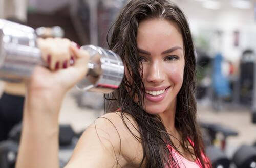 Frau macht Hanteltraining