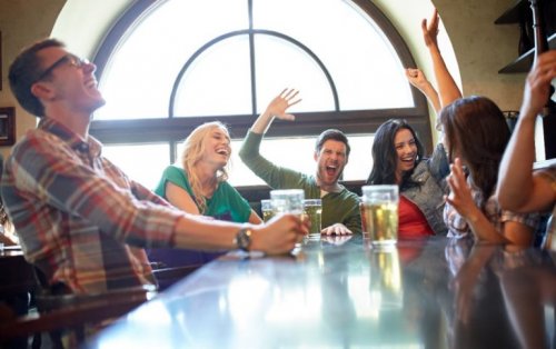 Leute trinken Alkohol