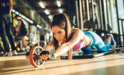 Frau benutzt Bauchroller