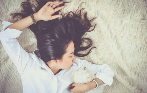 Frau kuschelt mit Hund
