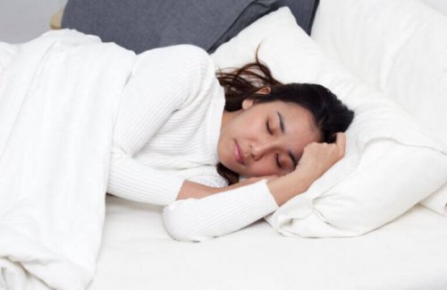Frau schläft