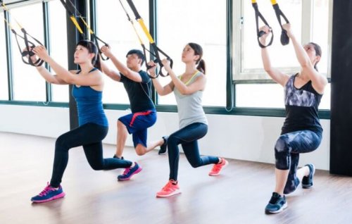 TRX-Übungen für Anfänger: Ausfallschritte