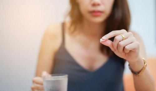 Kollagenpräparate - Frau nimmt eine Tablette