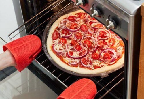 Hausgemachte Pizza backen