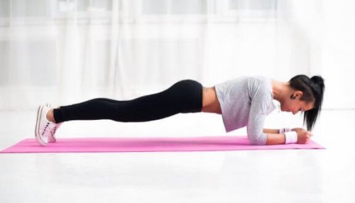 Cardio- und Widerstandstraining: Planks