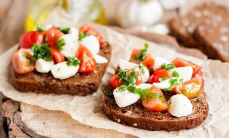 Toast mit Tomaten und Mozzarella