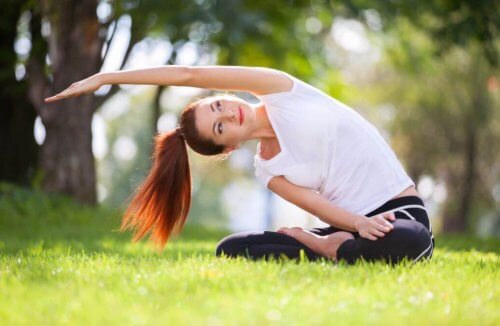 Wie Yoga die Knochengesundheit fördert und welche Posen man ausprobieren sollte