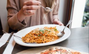 Sollte man Proteine und Kohlenhydrate mischen?