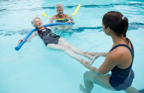 Ältere Dame schwimmt