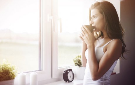 Frau trinkt Kaffee