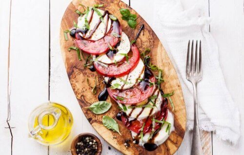 Caprese Salat auf einem Servierbrett