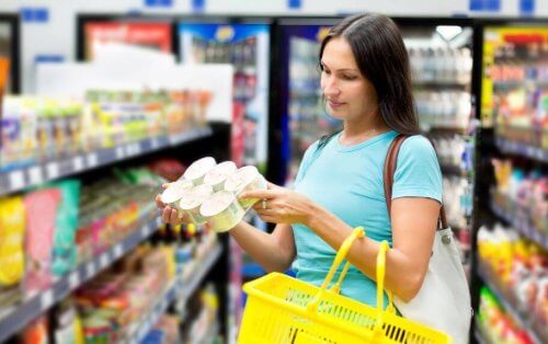 Frau im Supermarkt