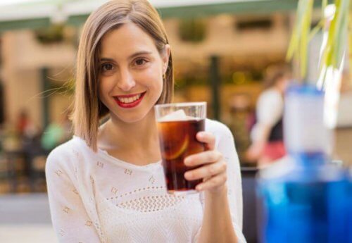 Frau trinkt Cola