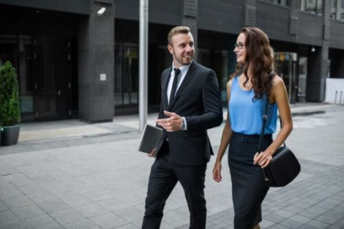 Frau und Mann laufen zur Arbeit