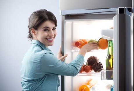 Frau am Kühlschrank