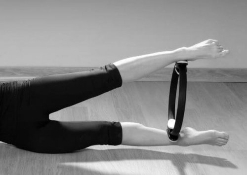 Hüfte trainieren mit Pilates-Ring
