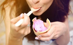 Wie man selbstgemachtes Eis für den Sommer zubereitet