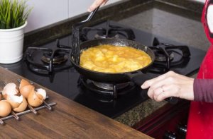 Verschiedene Arten, ein Kartoffelomelett zu zubereiten