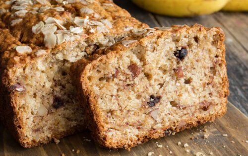 Kuchen mit kandierten Früchten und Nüssen