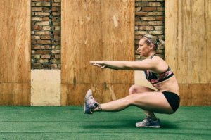 Wie man Pistol-Squats mit einem Stuhl macht