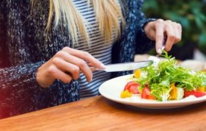 Frau isst Salat