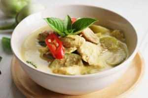 Aubergine, Tomate und Spinat - Vegetarisches Curry