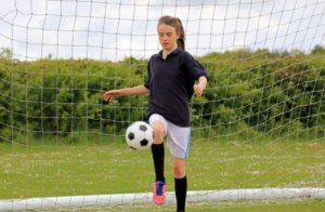 Welche Muskeln beanspruchen wir, um einen Ball zu treten?