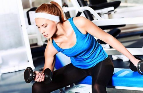 Frau trainiert mit Hantel