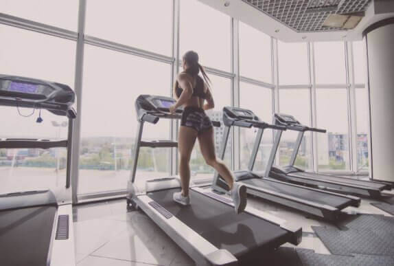 5 Wege, wie du dein Laufband-Training verbessern kannst