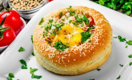 Rustikales spanisches Brot mit Ei