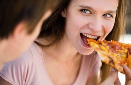 Mädchen isst Pizza