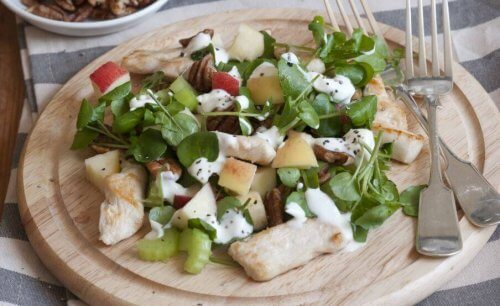 Waldorfsalat mit Hähnchen