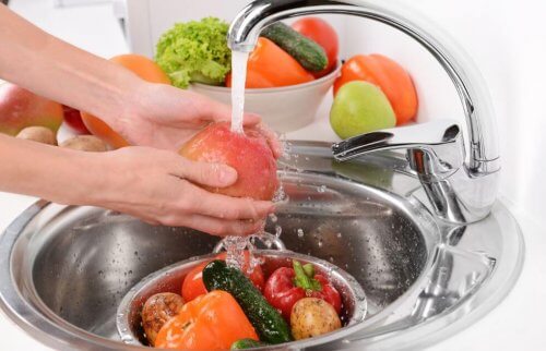 Obst und Gemüse waschen