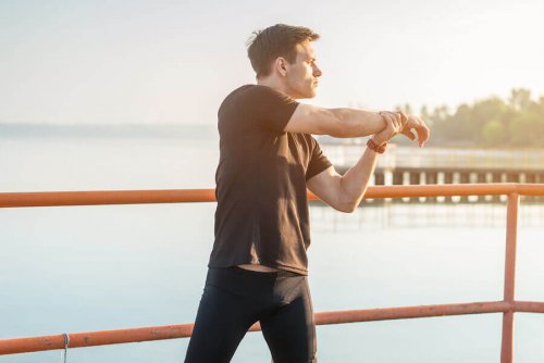 Mann wärmt sich auf