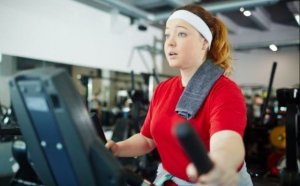 Verbrenne ich mehr Kalorien bei Cardio oder Gewichtheben?
