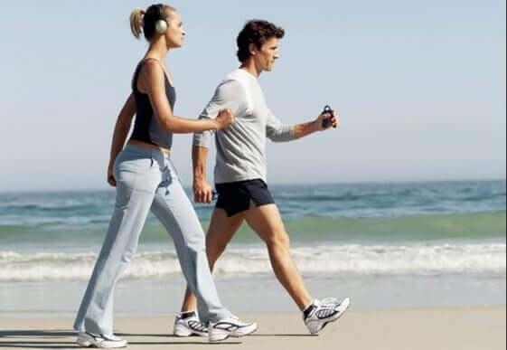 Power Walking am Strand