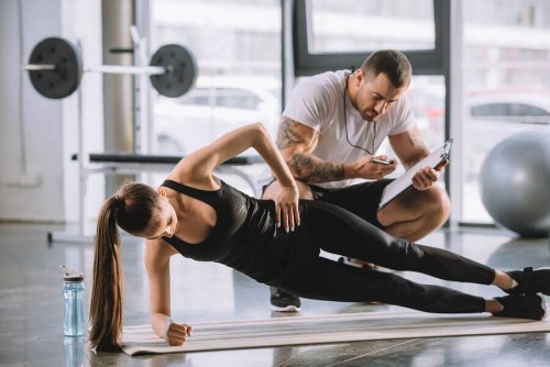 Ein Sporttrainer sollte in der Lage sein, Sportler zu motivieren und zu fördern.