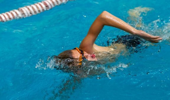 Schwimmen zur Straffung der Arme