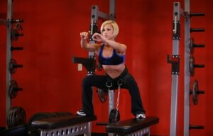 Fünf Beinübungen - Frau macht Squats