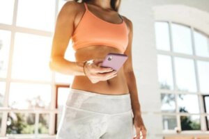 Fitness-Apps - Frau mit Handy