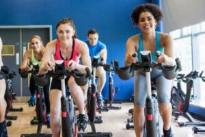 Die Unterschiede zwischen Spinning und Indoor Cycling